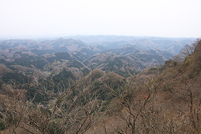 山頂付近から見た筑波山方面の写真
