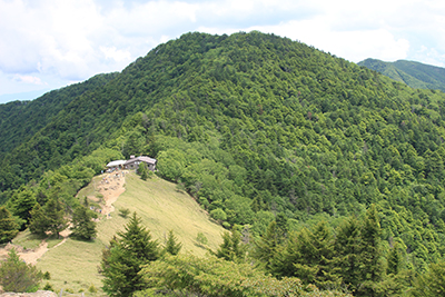 介山荘と熊沢山の写真