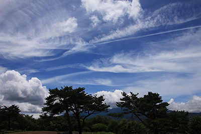富士山の上に広がる絹雲や積雲の写真