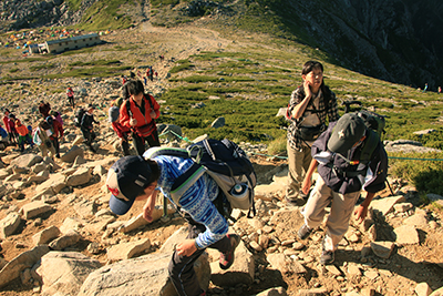 中岳を越え、頂上山荘を後に木曽駒ヶ岳山頂を目指して登っている写真
