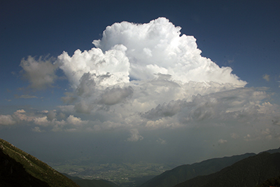 入道雲から成長した積乱雲の写真