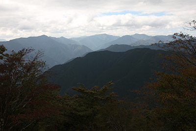 川苔山山頂から見た雲取山(中央奥)方面の写真