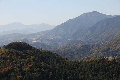 八重山山頂から見た扇山と三ツ峠方面の写真