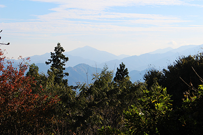城山山頂から見た大山方面の写真