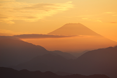 日の入り直前の富士山の写真