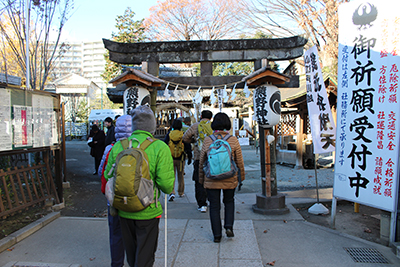 熊野神社の門をくぐる前の写真
