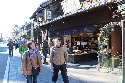 小江戸川越を象徴する蔵造りの町並みを歩いている写真