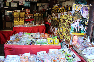 菓子屋横丁の菓子屋さんの商品が並んでいる写真