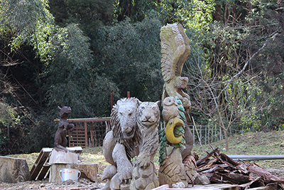 木彫りのトラやライオンなどの像の写真