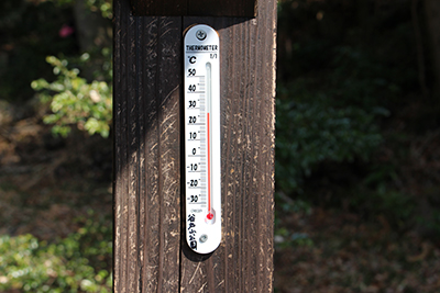 27℃をさしている温度計の写真