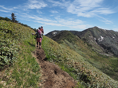 Iさんが撮影した堂岩山を見ながら稜線を歩いている写真