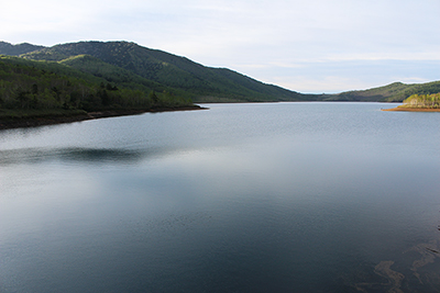 ダムから見た野反湖の写真