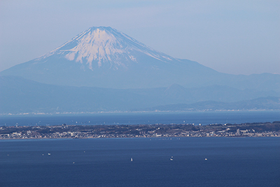 浦賀水道、三浦半島、相模湾の向こうに聳える富士山の写真