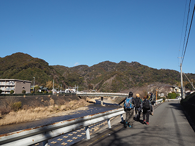Iさんが撮影した稲生沢川沿いを歩いている写真