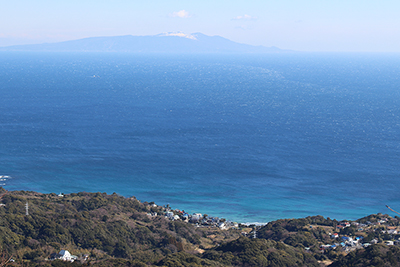 真っ青な海と大島の写真