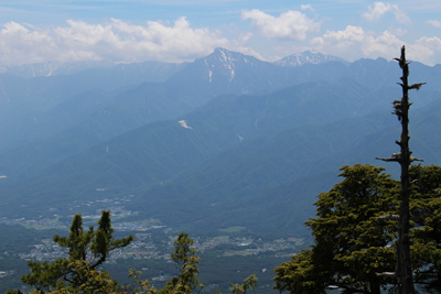 山頂近くから見た甲斐駒ヶ岳と仙丈岳の写真