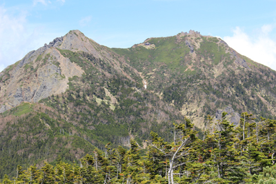 編笠山山頂から見た権現岳の写真