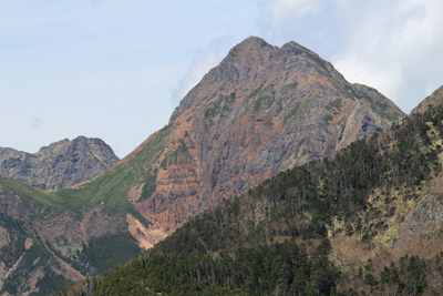 編笠山山頂から見た赤岳の写真