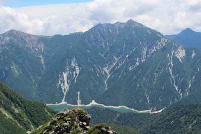 針ノ木岳、赤沢岳と黒部湖の写真