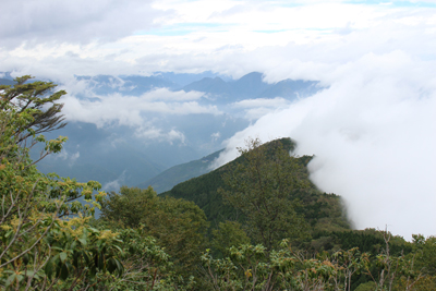 霧藻ヶ峰手前から見た両神山方面の写真