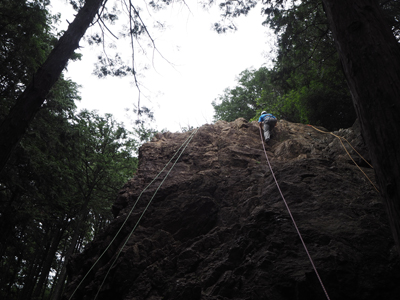 Iさんが撮影した女岩南面上部を登るYSさんの写真