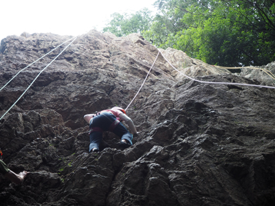 Iさんが撮影した女岩南面中間部を登っているYMさんの写真