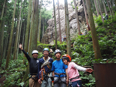 日和田山で男岩を背に撮った集合写真