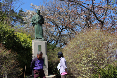 金子伊昔紅の銅像とメンバーの写真