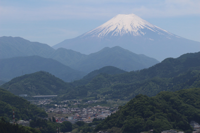 山頂直下から見た富士山の写真