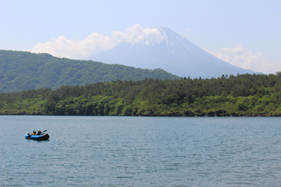 西湖に浮かぶカヌーと富士山の写真