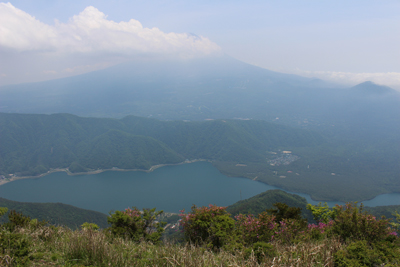 雪頭ヶ岳から見た富士山と西湖の写真