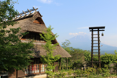 西湖いやしの里根場のかやぶき屋根の家と富士山の写真