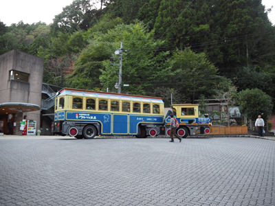 つるつる温泉の機関車バスの写真