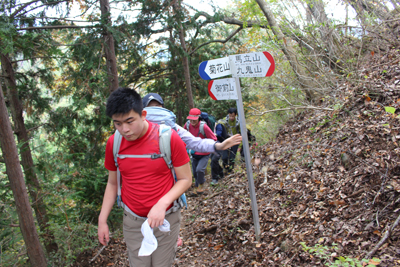菊花山への分岐の標識を通過している写真