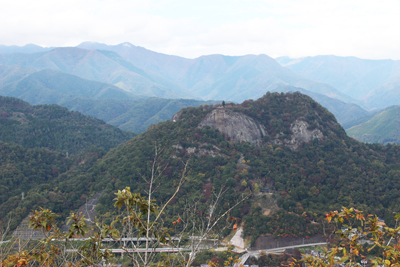 菊花山から見た岩殿山と権現山方面の写真