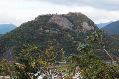 麓近くから見た岩殿山の写真