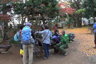 弘法山のベンチに座っているメンバーの写真