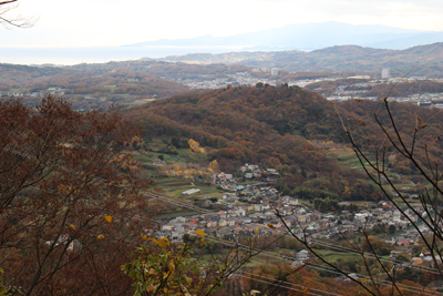 これから向かう弘法山を俯瞰した写真