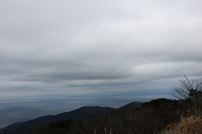 どんよりした雲と三保の松原方面の写真