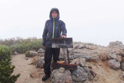大日岳山頂でのKさんの写真
