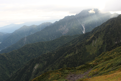 山頂は見えないが、朝日が帯になって差し込んでいる剣岳の写真