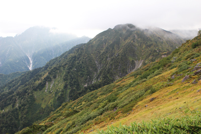 大日小屋から見た奥大日岳と剱岳方面の写真