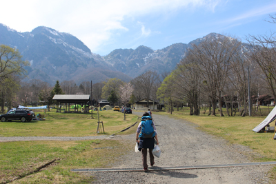 戸隠山がよく見える戸隠キャンプ場内をコテージに向けて歩いている写真