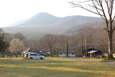 キャンプ場から見た朝の飯縄山の写真