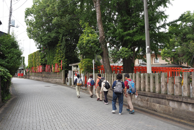 箭弓稲荷神社の前を歩いている写真