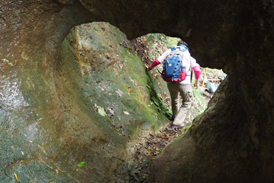鎖場の先の岩場にはハート型の穴があり、そこを通過している写真