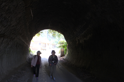 手彫りのトンネル内を歩いている写真