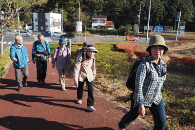 Iさんが撮影した昭和の森入口を歩いている写真