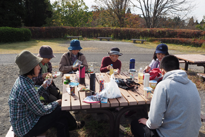 Iさんが撮影した昼食中のメンバーの写真