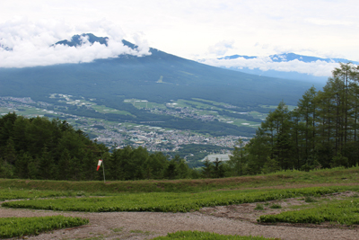 ゴンドラ駅から見た権現岳と金峰山の写真